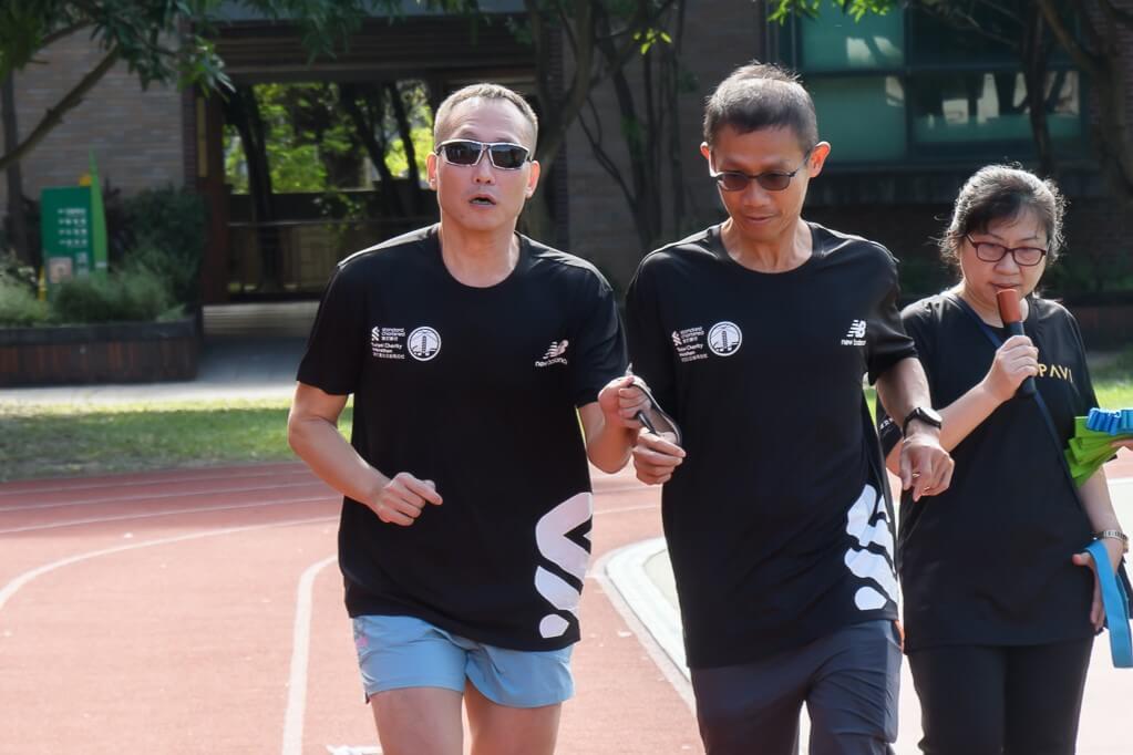 臺灣首位挑戰波士頓馬拉松的視障跑者洪國展(圖左)強調：「視障不是限制，是無限可能，希望透過馬拉松，讓外界用全新的角度看待視障者。」